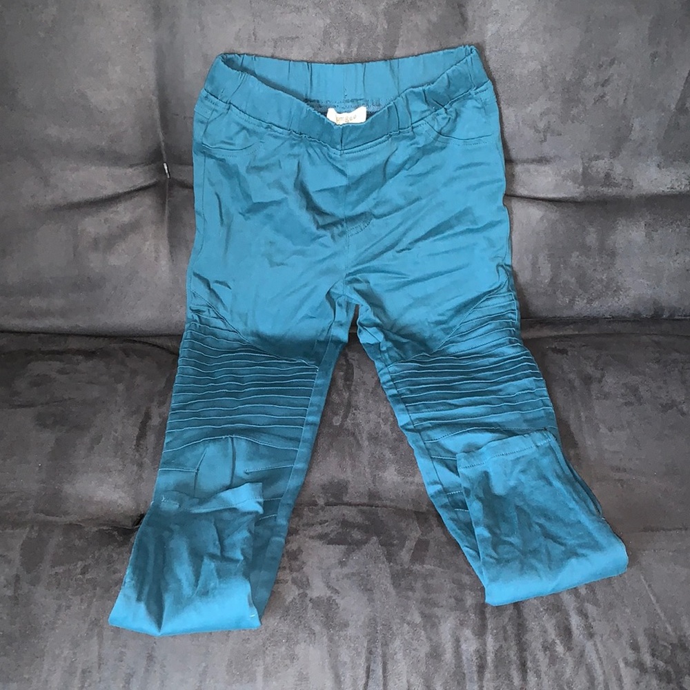 A turquoise color with a athletic style!